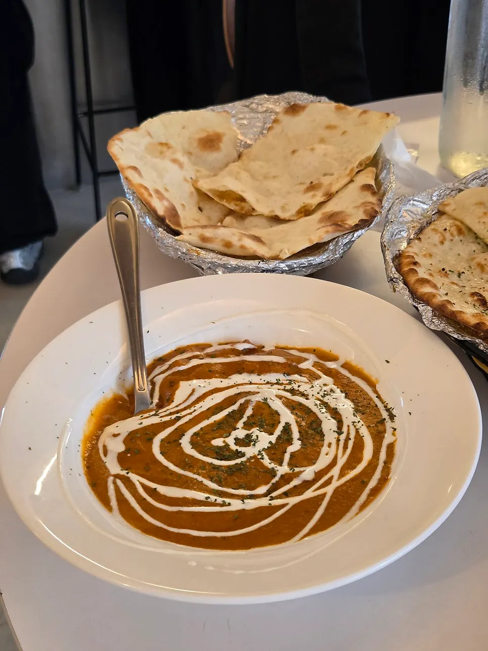 點好的咖哩與烤餅擺上桌