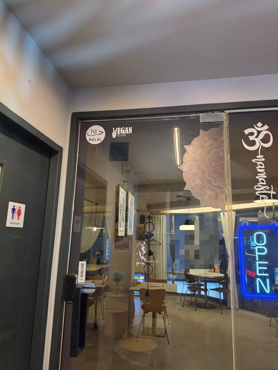 Sign explaining the free naan review event