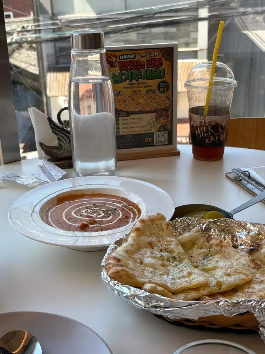 Chicken makhani curry generously loaded with chicken