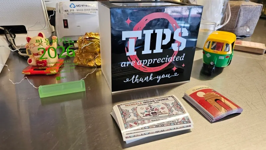 NO TIP 안내가 있는 매장 한켠
