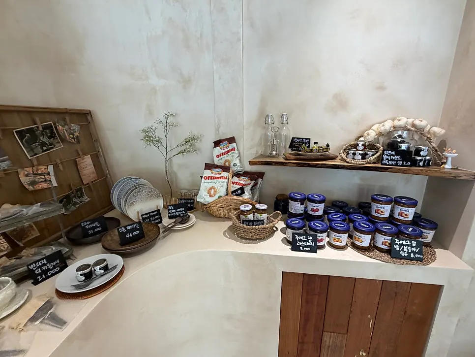 Plates and cutlery tableware display