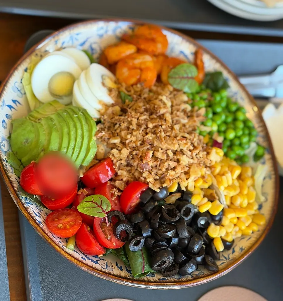 Dine-in brunch plating at the store