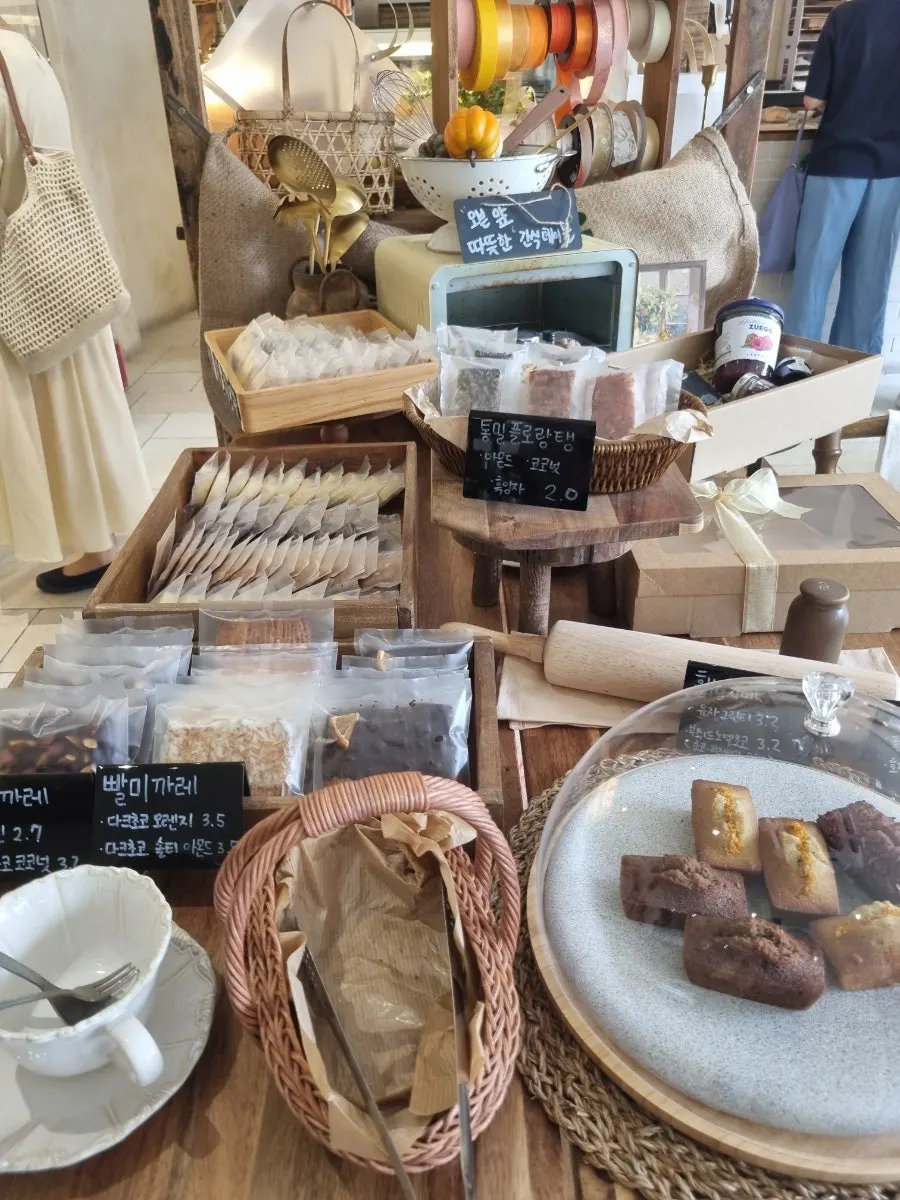 Bakery display case at Mandali To Go Ilgwang Branch