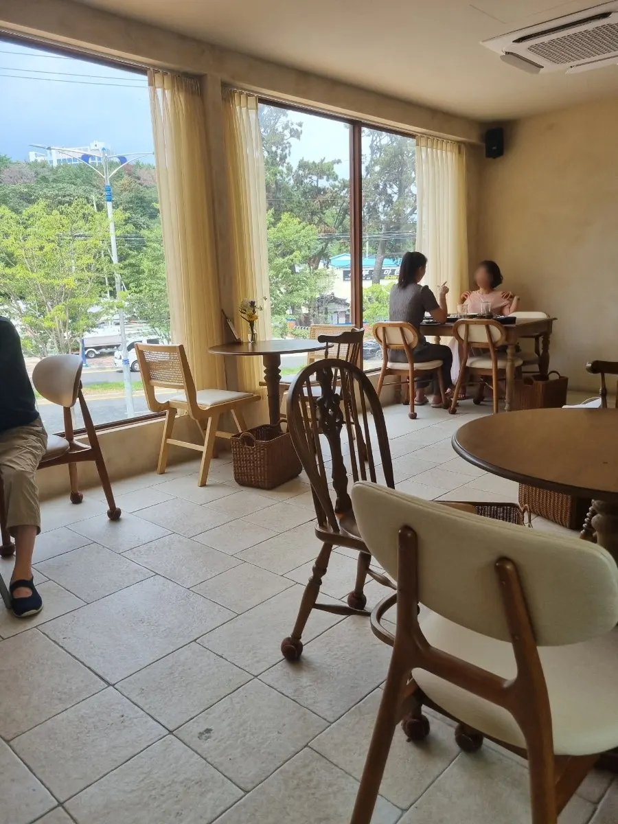 View around the 1st floor ordering counter
