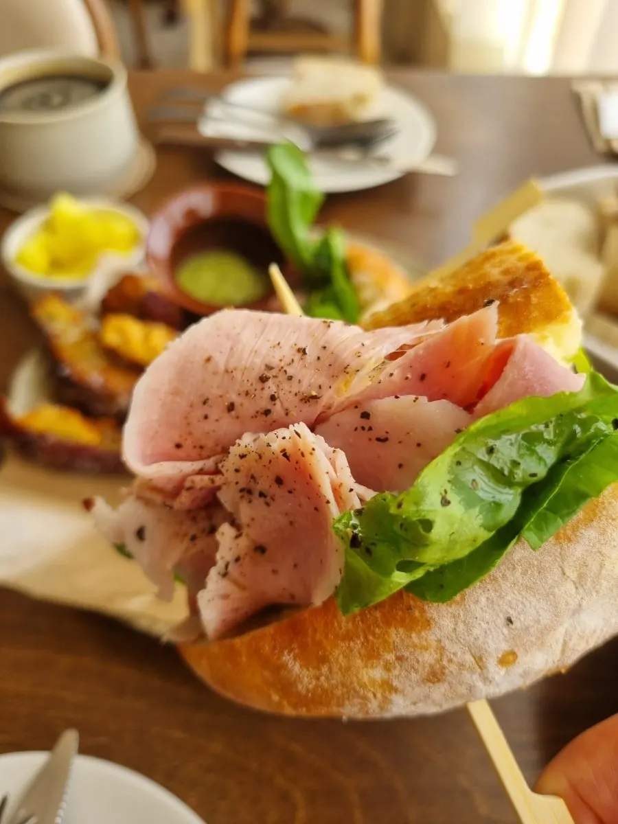 Cross-section of the sandwich showing jambon and rucola