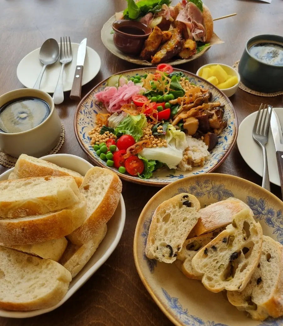Table with salad and bread served together