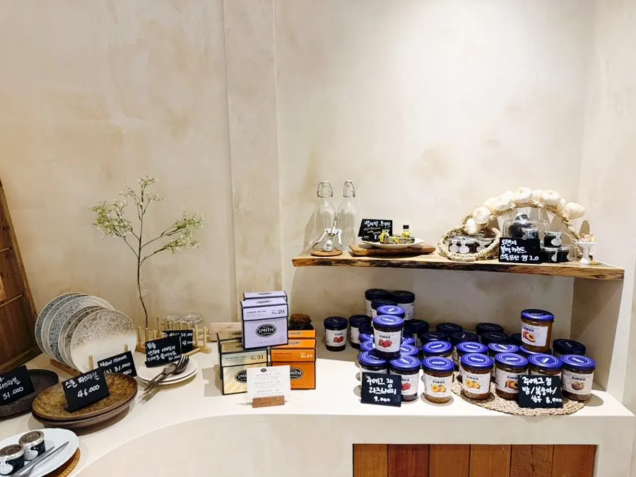 Grocery display corner at Mandali To Go Ilgwang Branch