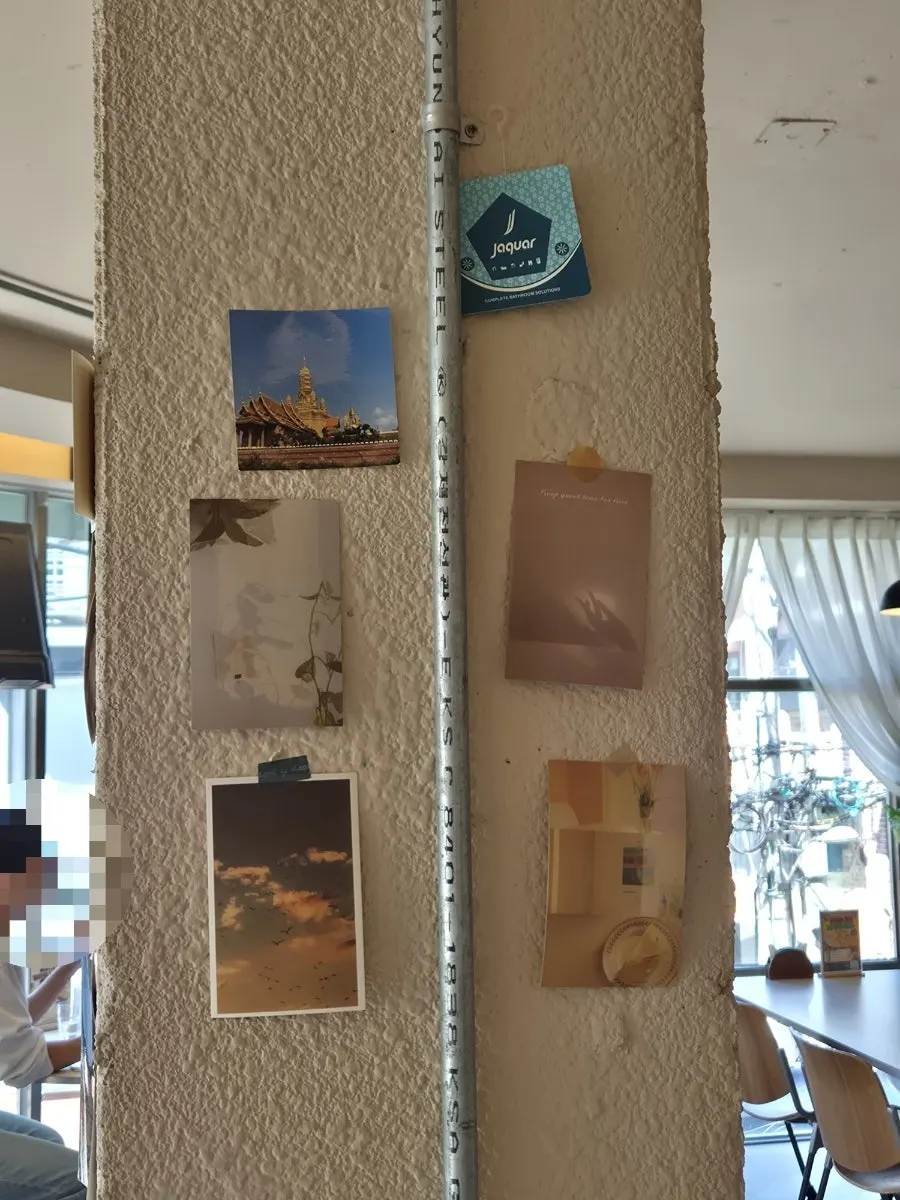 Store hanger for coats and bags