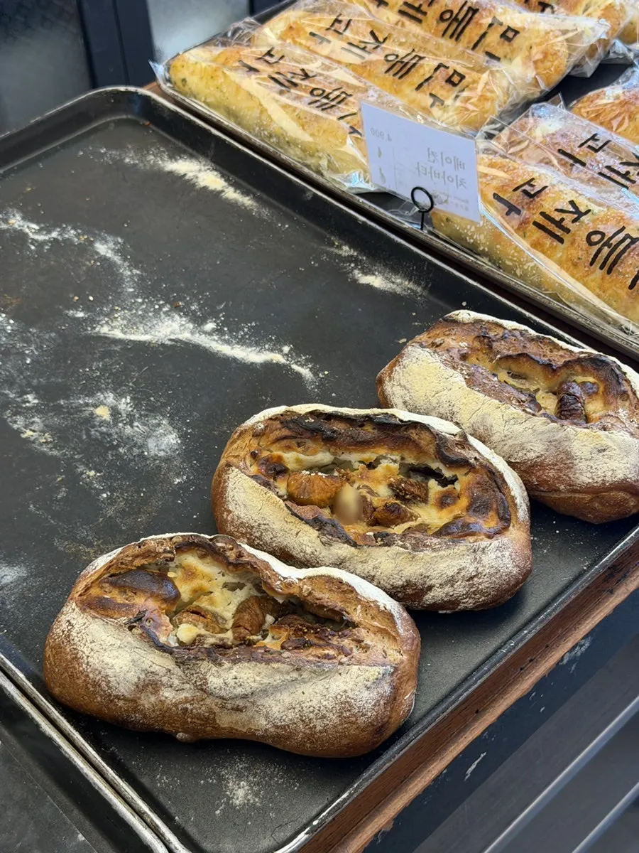 마늘바게트 단면과 마늘소스