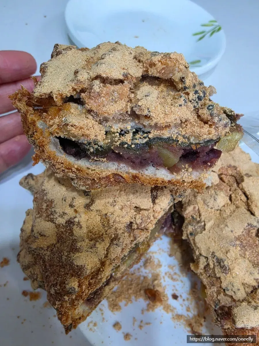 콩가루가 뿌려진 밤팥쑥 겉면