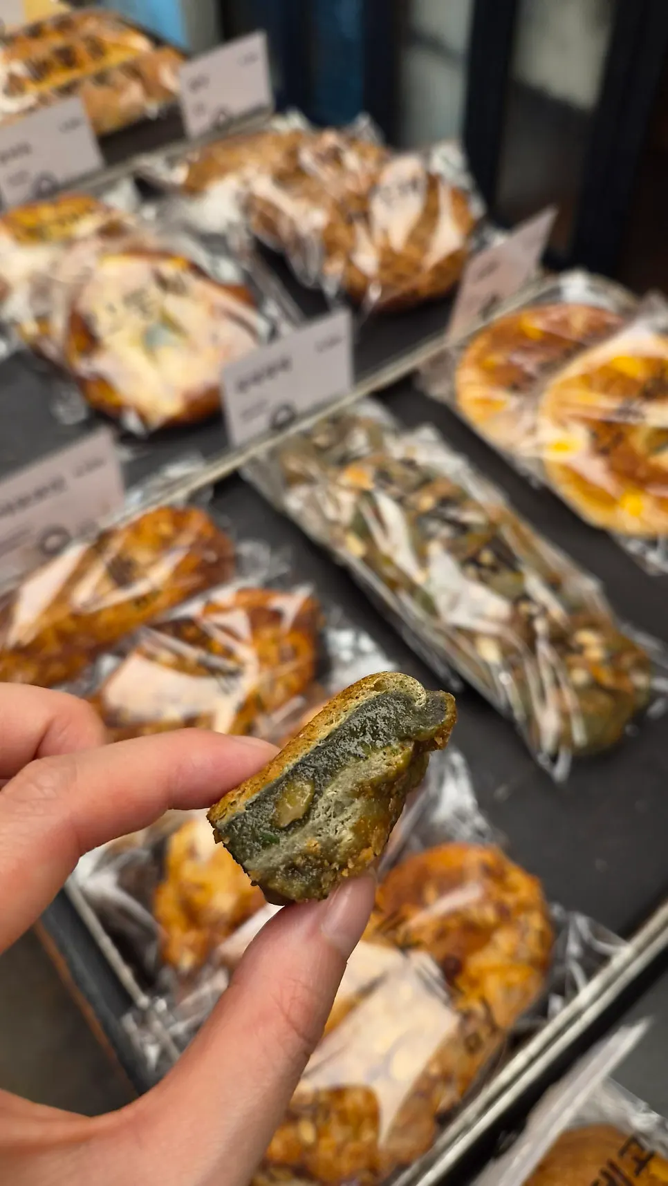 Bagel display where staff pack bagels separately