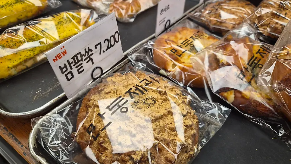 Bread pieces cut for tasting at Mandong Jegwa