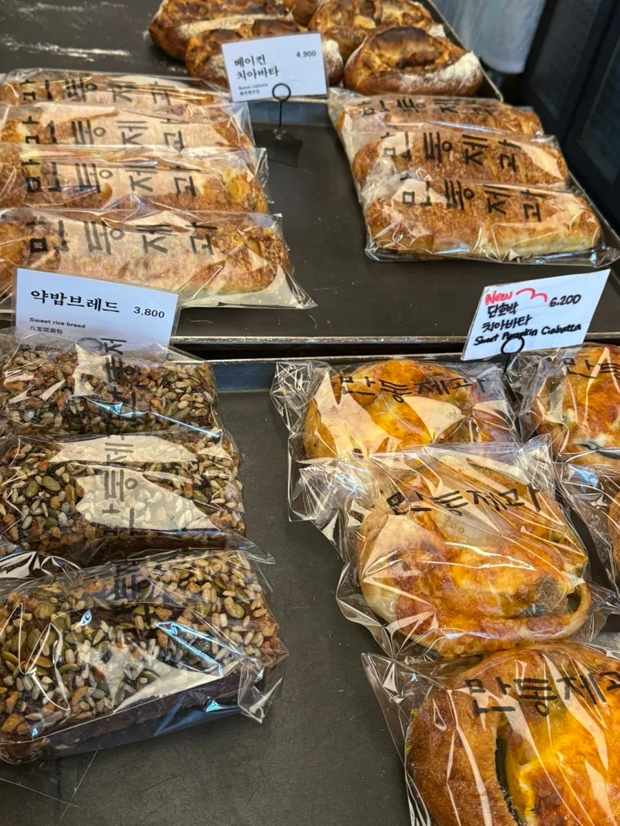 Freshly baked bread on the Mandong Jegwa counter