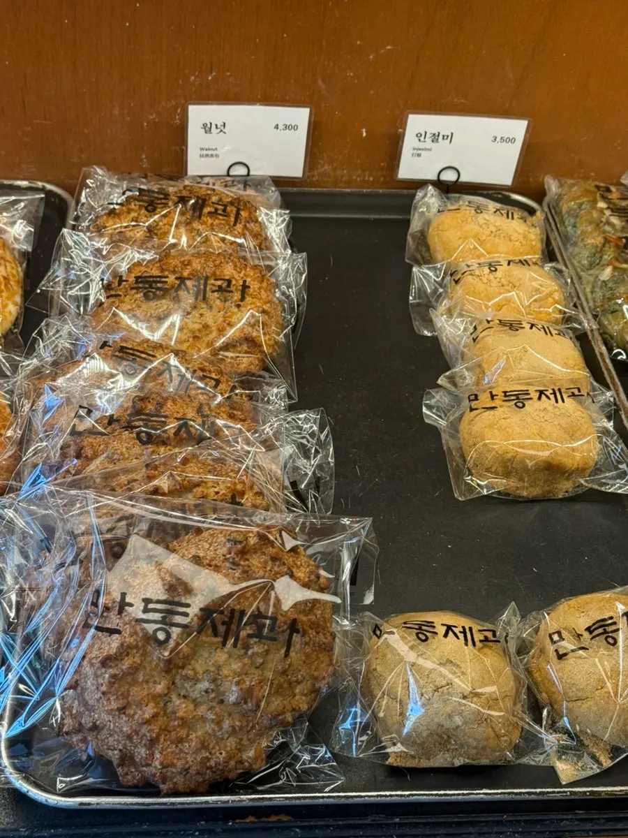 Signature garlic baguette on the Mandong Jegwa counter