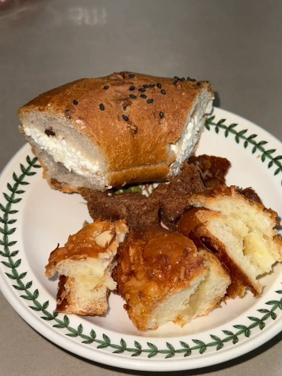 Mandong Jegwa bread set up with coffee