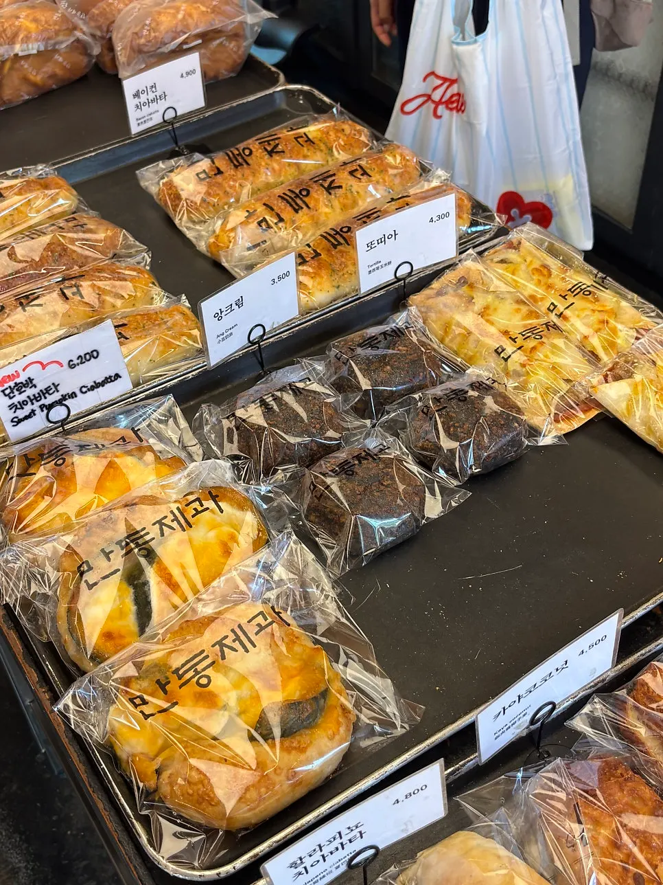 Cream breads on display at Mandong Jegwa