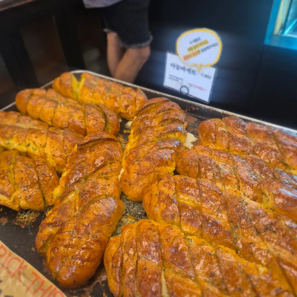 만동제과 마늘바게트 진열 모습