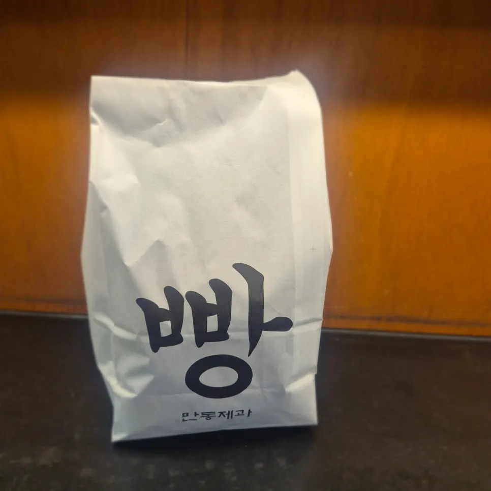 접시에 담긴 에멘탈 치즈빵