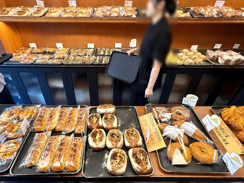 Interior of Mandong Jegwa Yeonnam Branch filled with bread