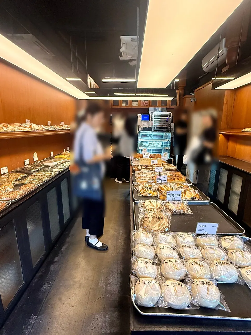 Bread on the display shelves at Mandong Jegwa Yeonnam Branch
