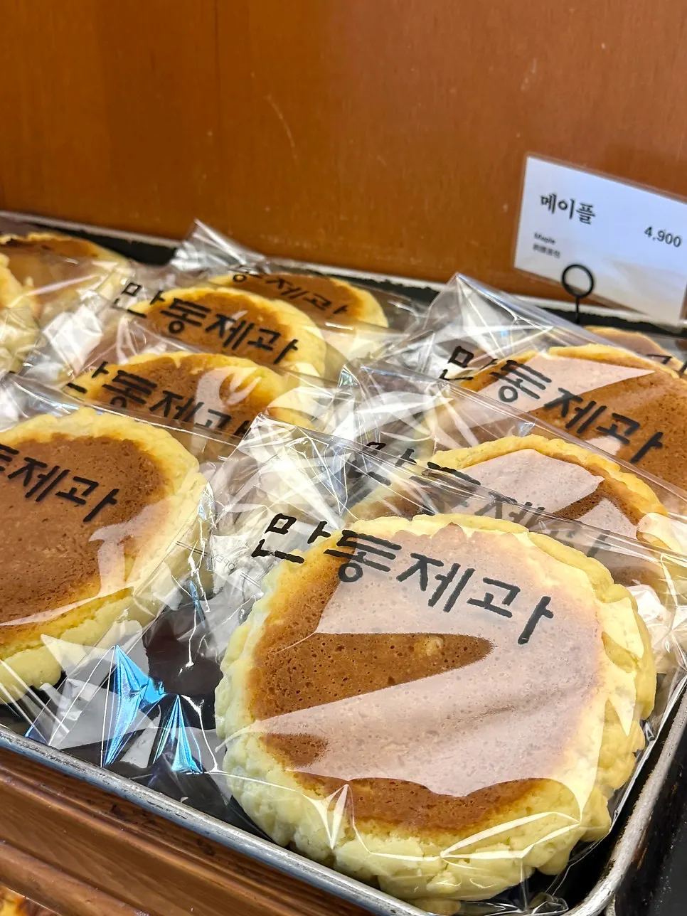 Various breads displayed at Mandong Jegwa Yeonnam Branch