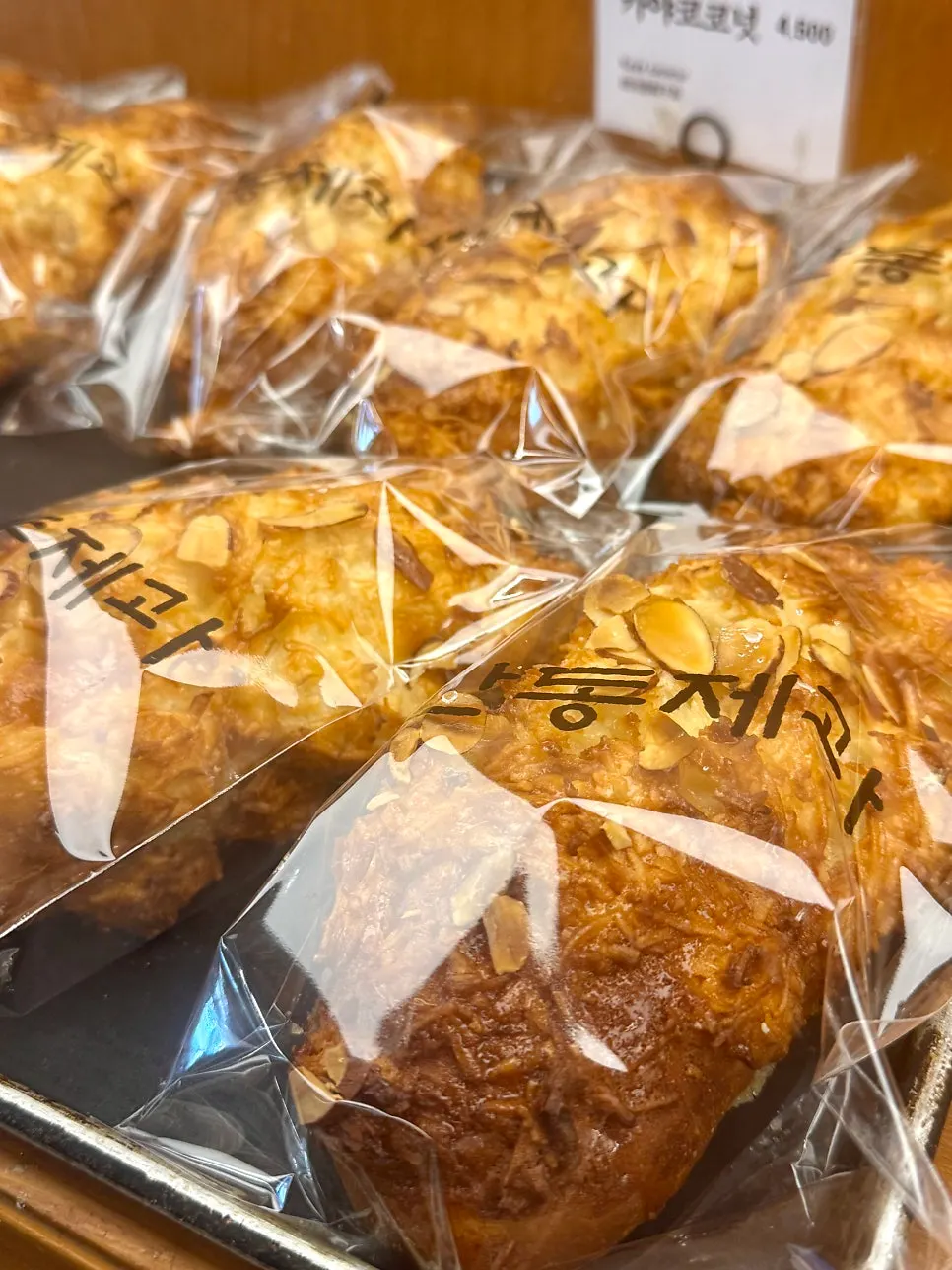 Several breads on the display shelf at Mandong Jegwa Yeonnam Branch