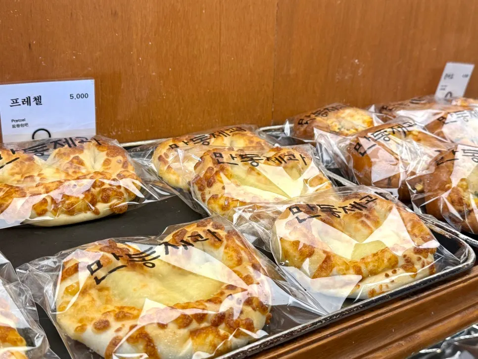 Bread-filled display at Mandong Jegwa