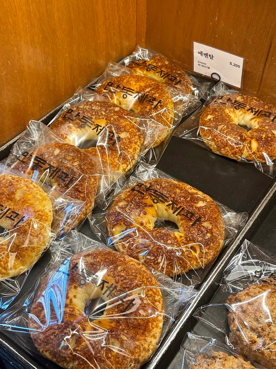 Freshly baked bread displayed at Mandong Jegwa Yeonnam Branch