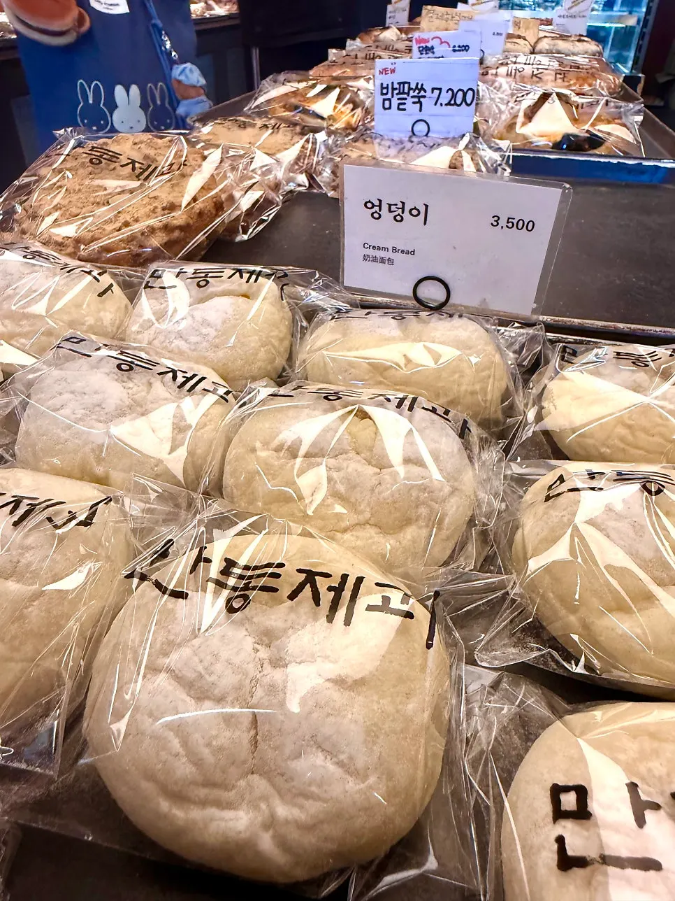 Garlic baguettes on display at Mandong Jegwa Yeonnam Branch