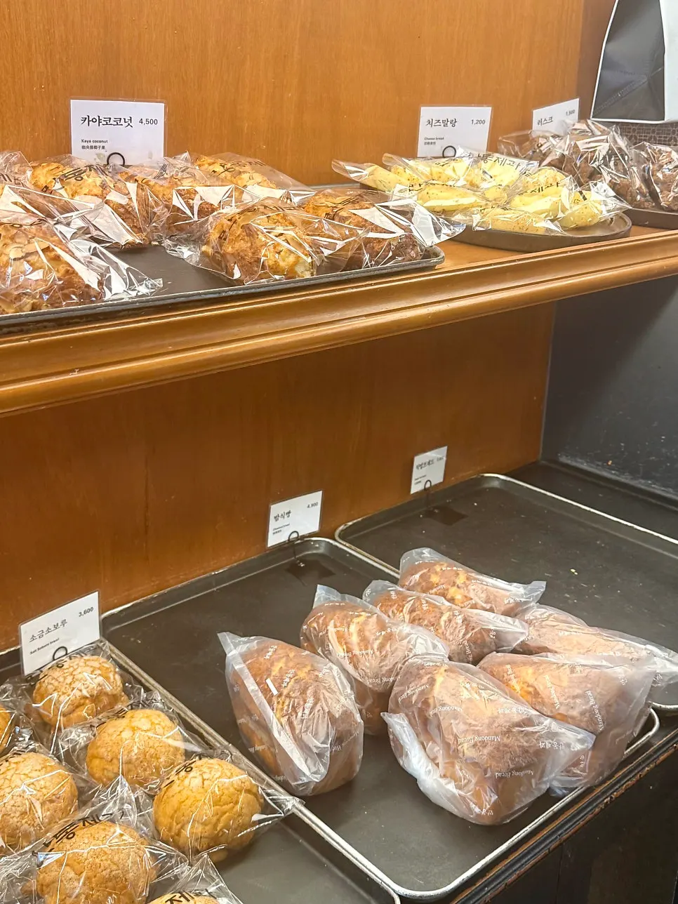 "Butt bread" on display at Mandong Jegwa Yeonnam Branch
