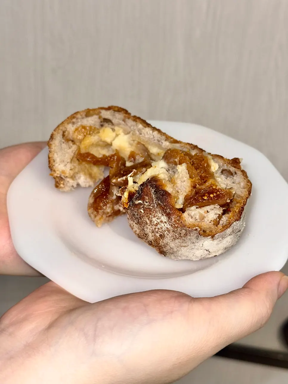 Campagne with fig and cream cheese