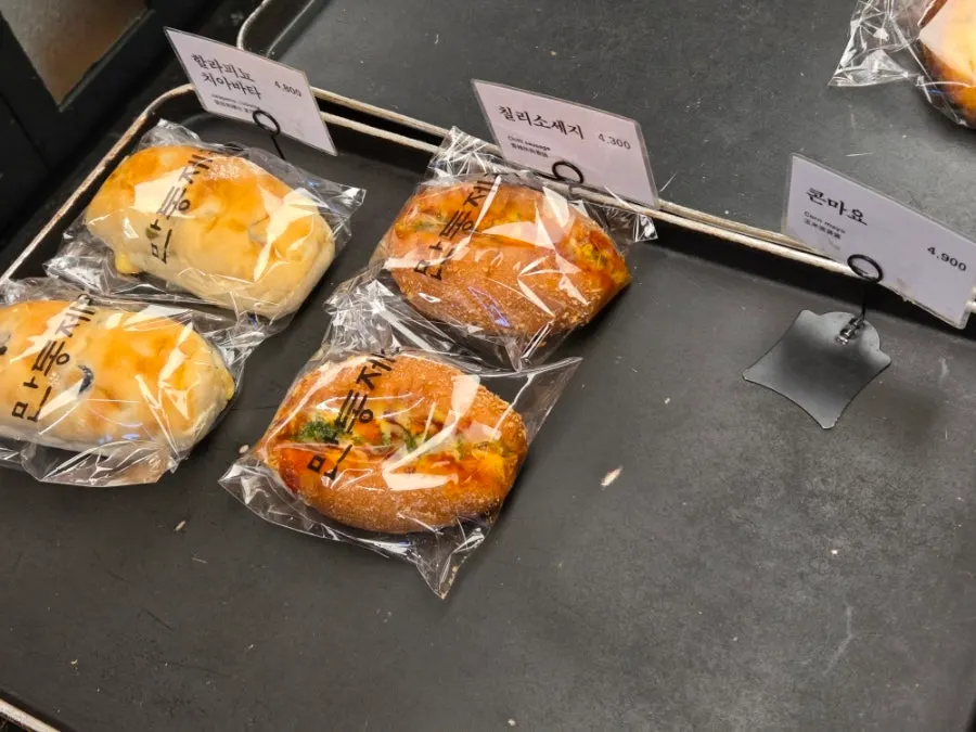 Mandong Jegwa's bread display in the evening