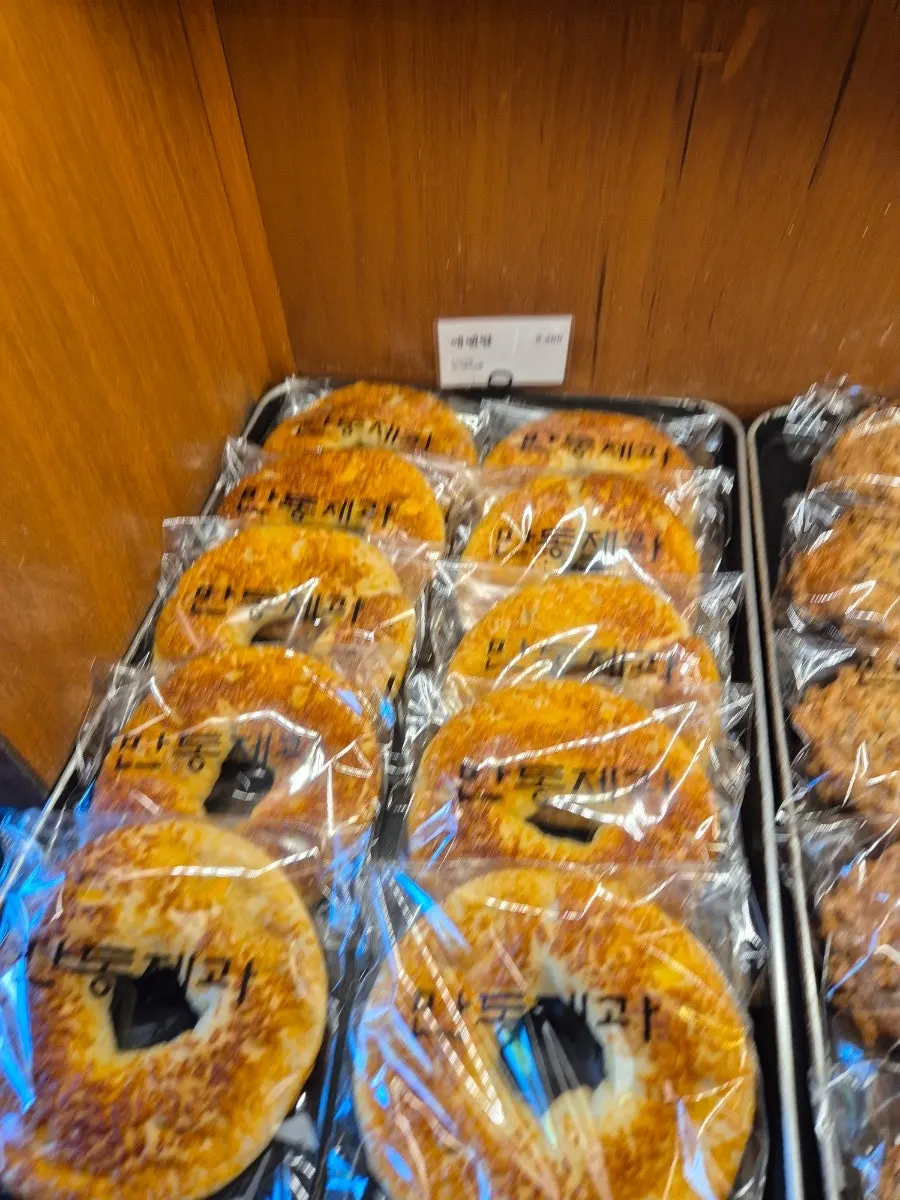 만동제과 연남점 빵 진열 모습