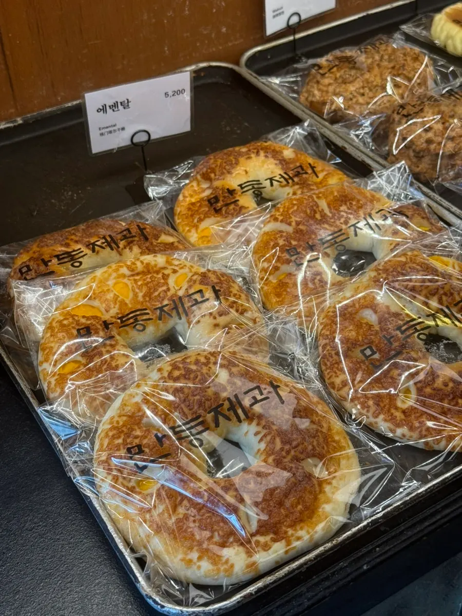 万東製菓のプレッツェルが並ぶ陳列棚