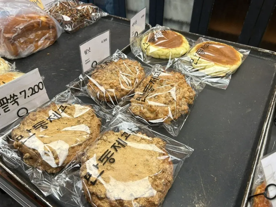 Various breads on the shelves at Mandong Jegwa
