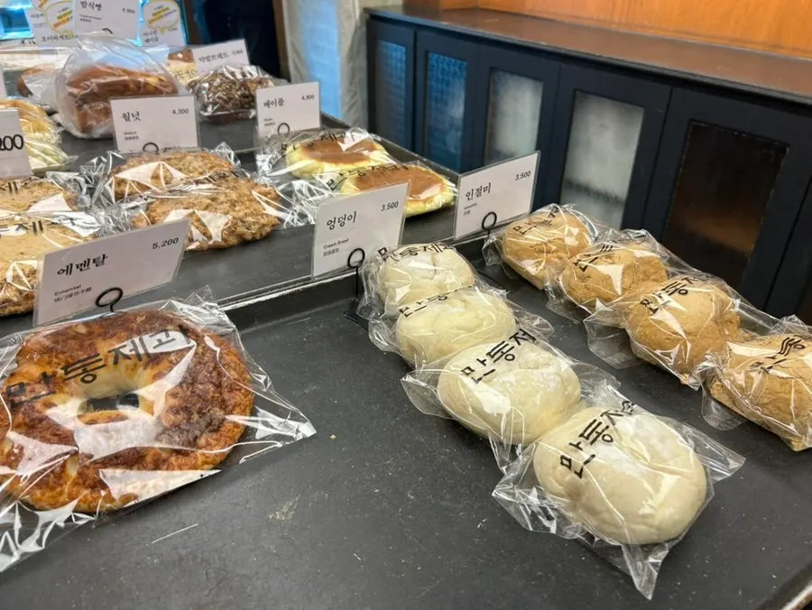 Garlic baguette and chestnut bread on the shelf at Mandong Jegwa