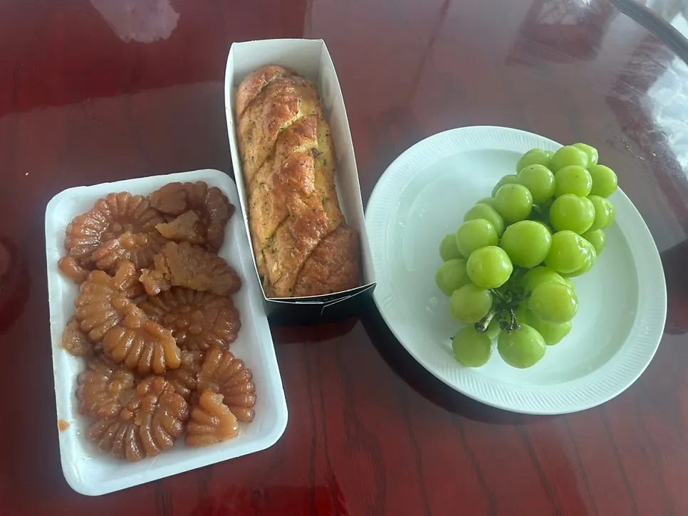 마늘바게트와 샤인머스켓 약과 커피 시식 상차림