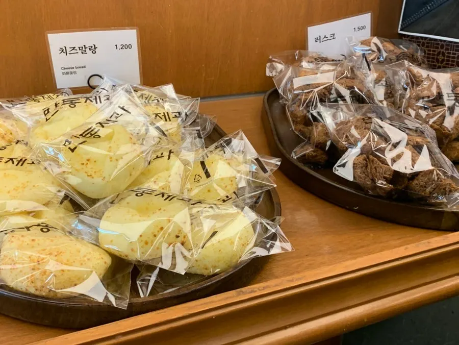 만동제과 매대의 다양한 빵 클로즈업