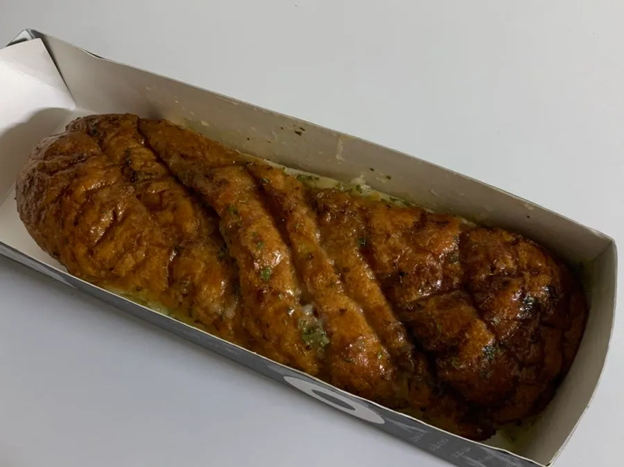 소스에 절여진 마늘바게트 클로즈업