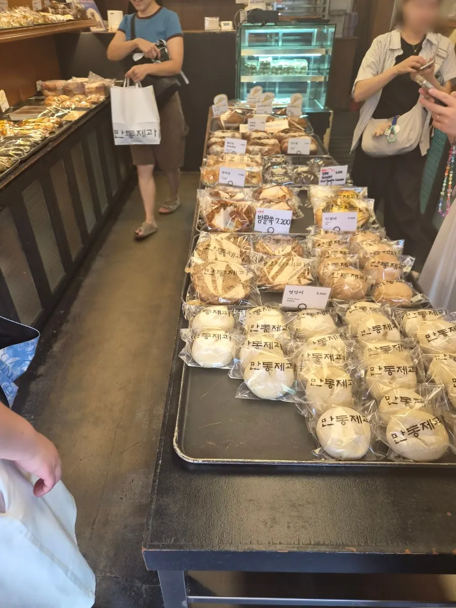 Interior of Mandong Jegwa with individually wrapped bread on display