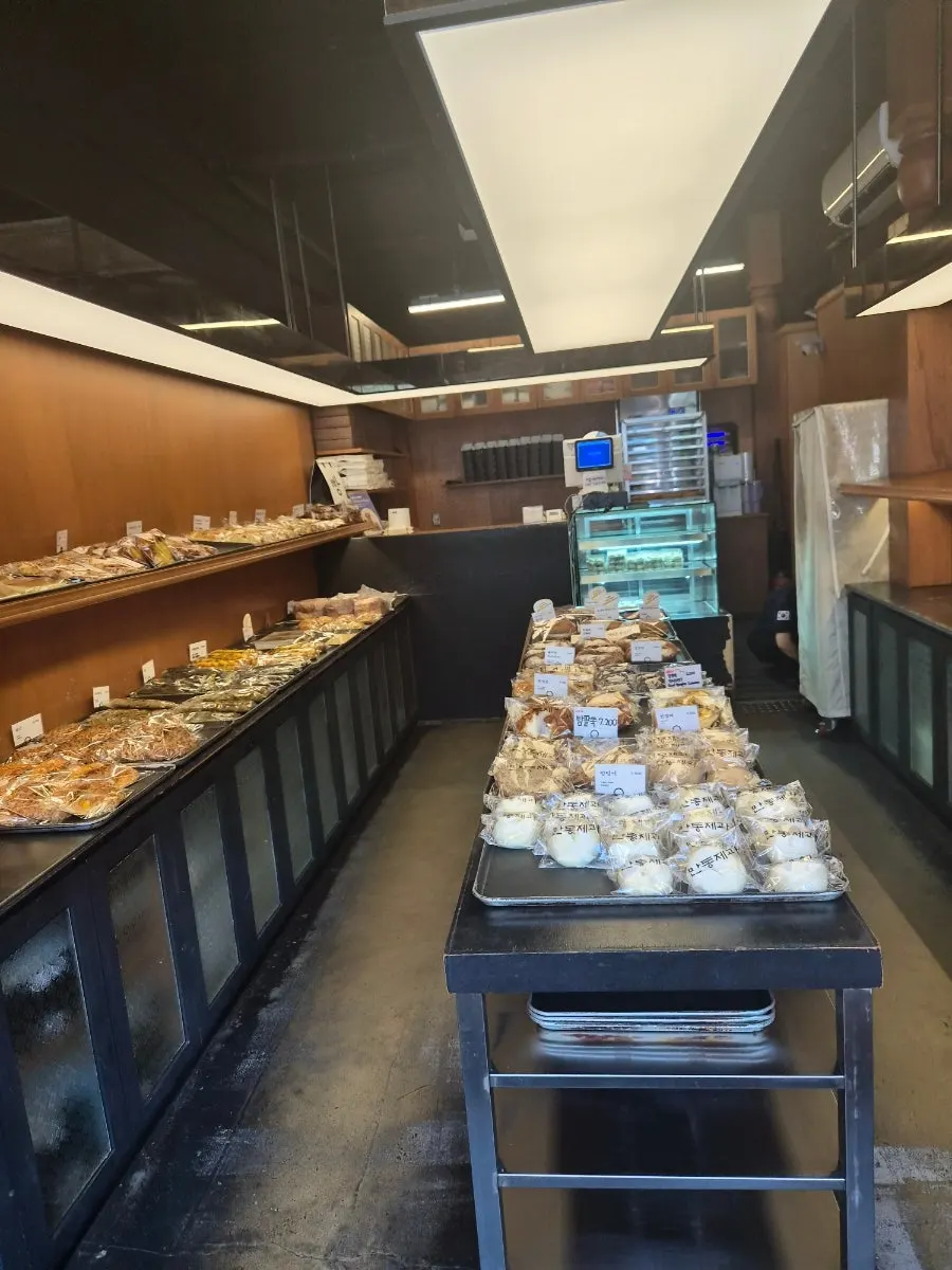 Display shelves at the small takeout-focused bakery Mandong Jegwa