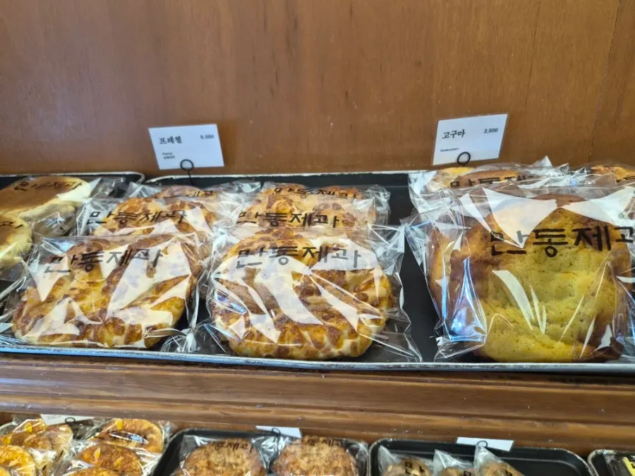 Fig campagne and bacon ciabatta on display at Mandong Jegwa