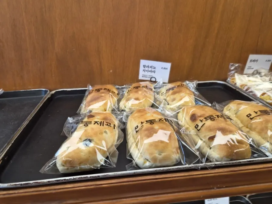 Pretzel and mugwort rice cake bread on display at Mandong Jegwa