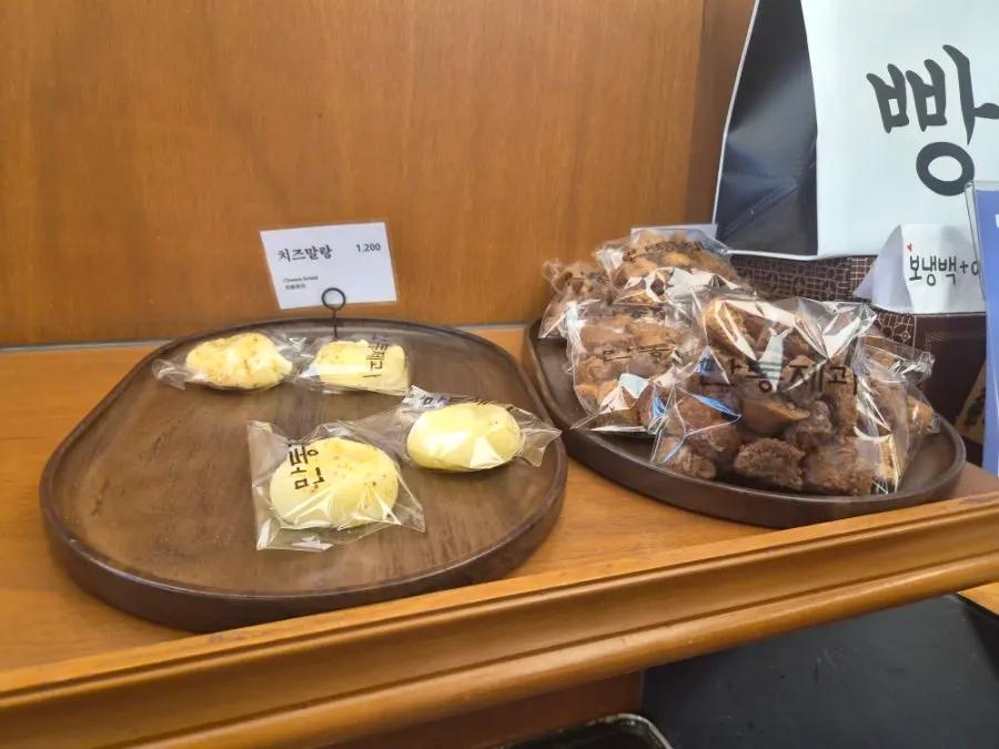 Chestnut red bean mugwort bread and injeolmi bread on display at Mandong Jegwa