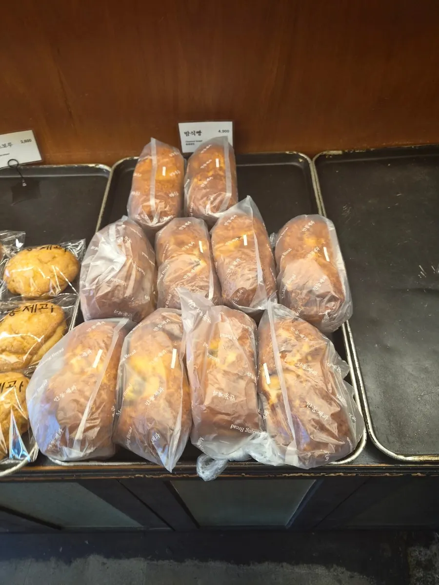 Bottom bread on the display shelf at Mandong Jegwa