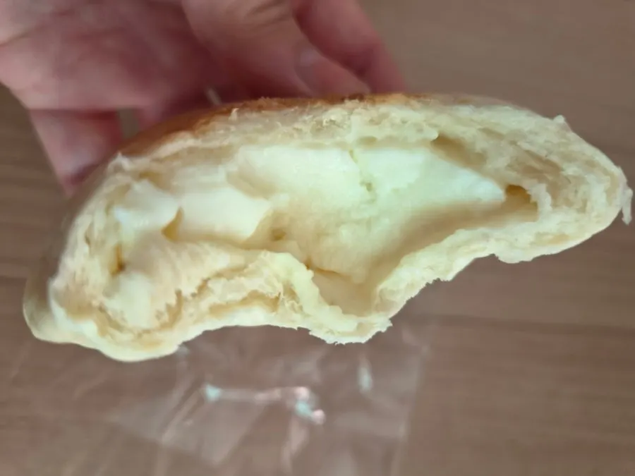 Mandong Jegwa's bottom bread filled with milk cream