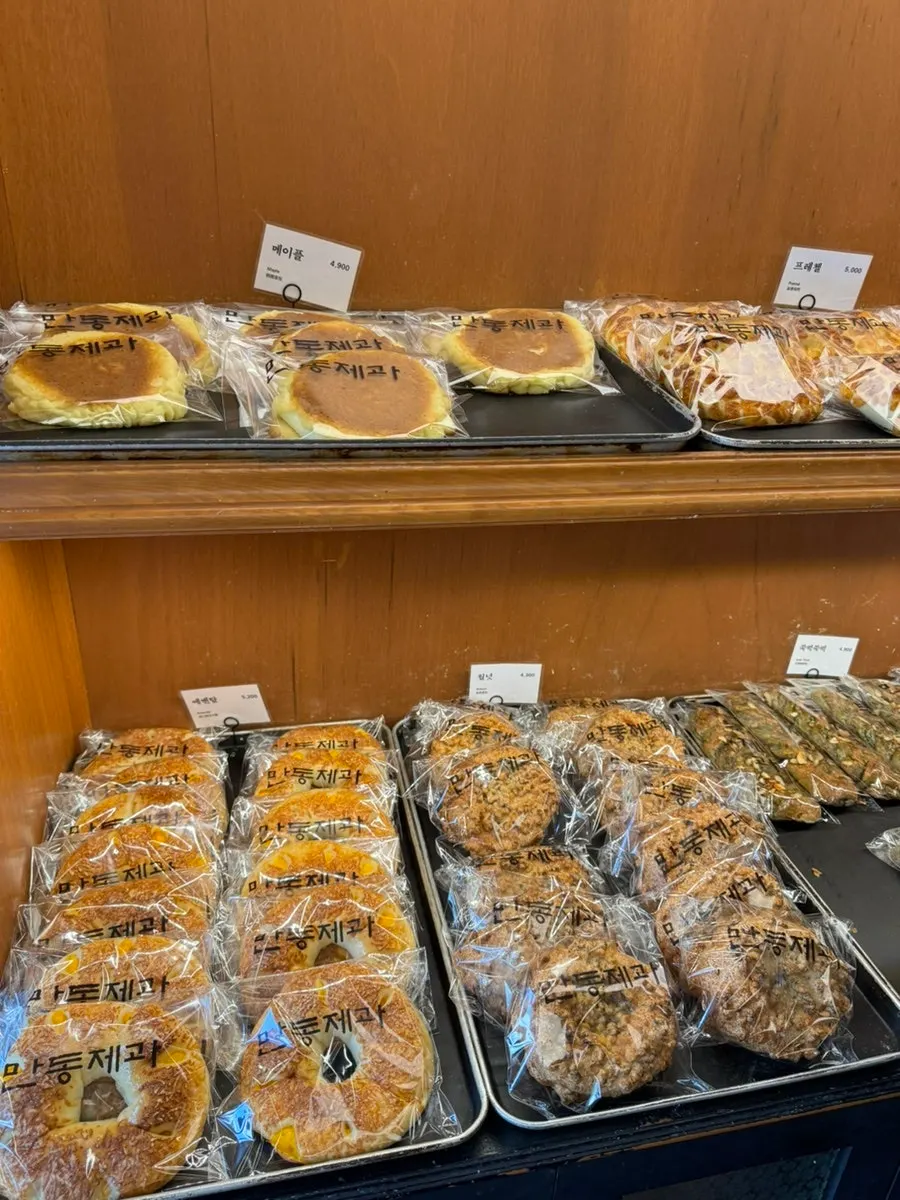 Bread display corner at Mandong Jegwa Yeonnam Branch