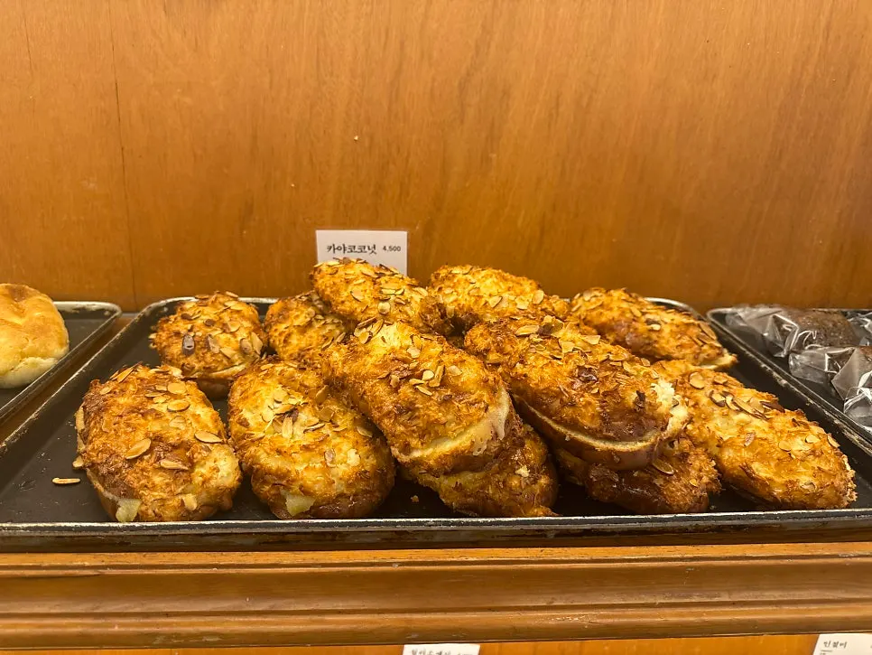 진열대의 카야 코코넛 빵