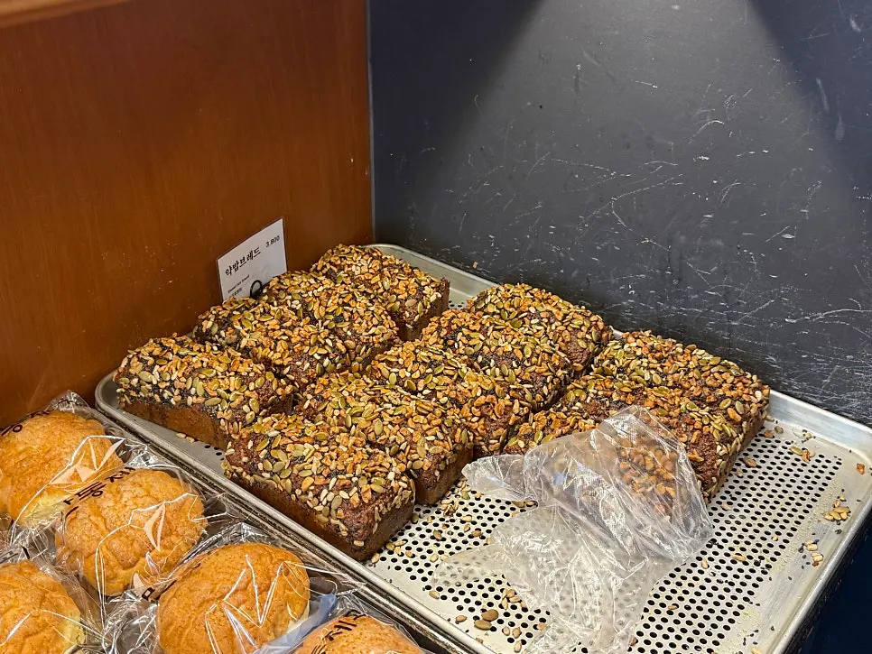 3,900원 약밥브레드 진열 모습