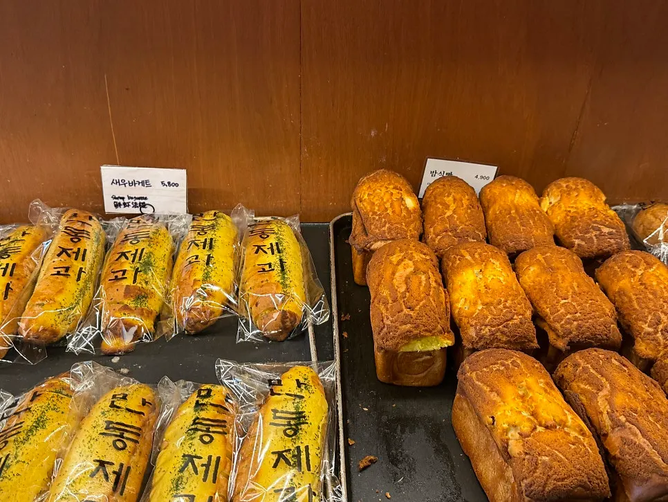 만동제과 연남점 빵 진열대